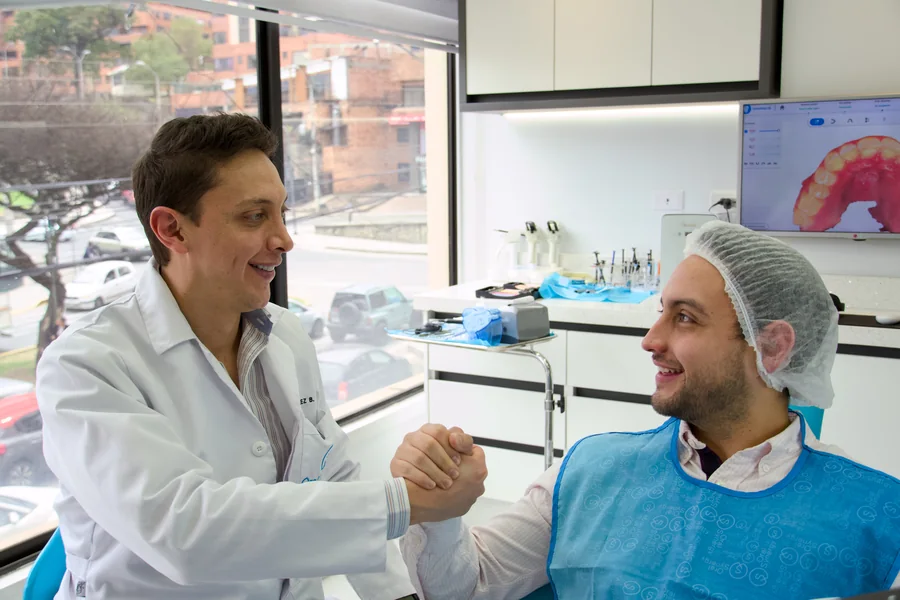 Dr. Jorge Vélez B. with a patient at Oral Synergy Cuenca