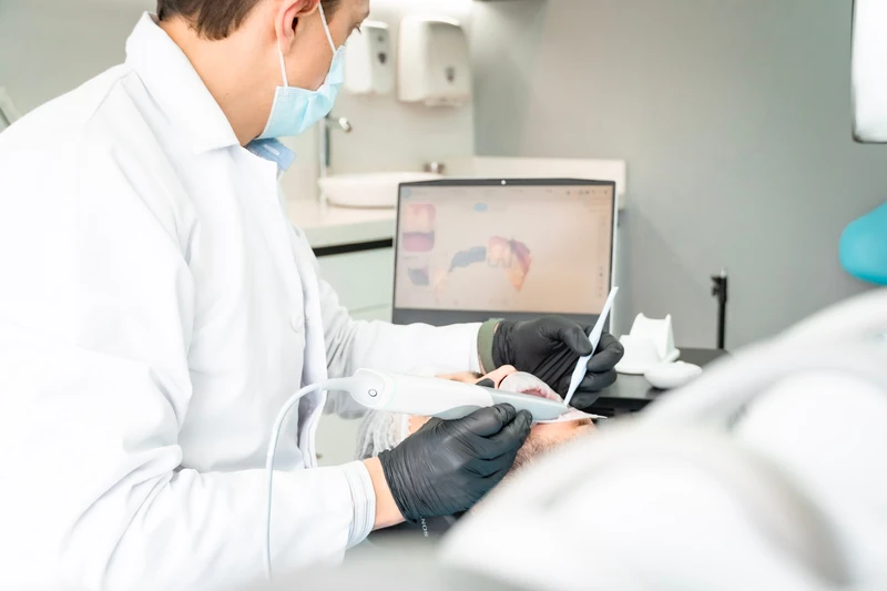 Intraoral scanner in use at Oral Synergy Cuenca